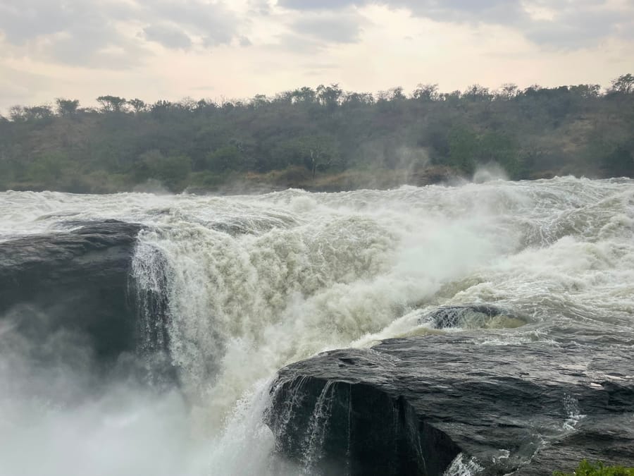 The lip: the whole river forced over black rock